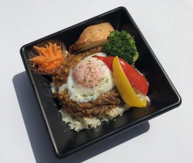 とろける香味野菜の温玉キーマカレー